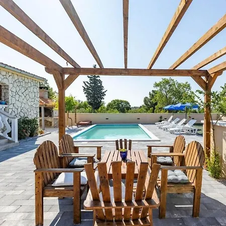Laetitia With Pool بيت للعطل Banjevci