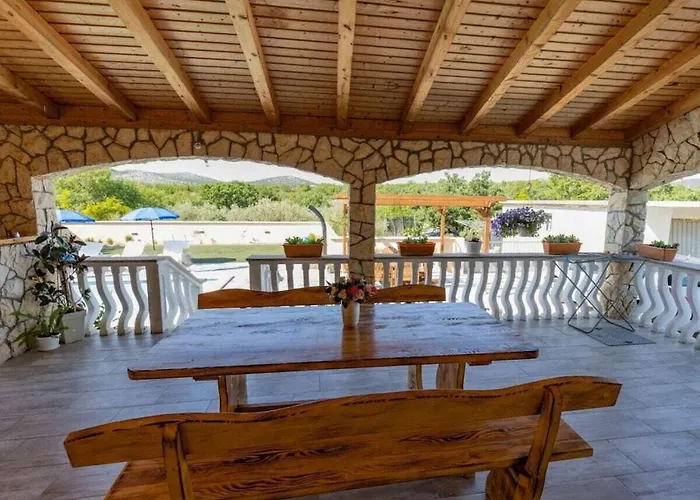 Laetitia With Pool Comfortable Σπίτι διακοπών *