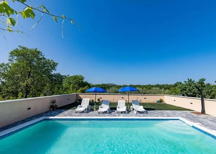 Laetitia With Pool Comfortable