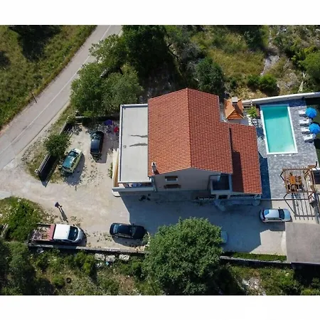 Laetitia With Pool Prázdninový dům