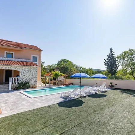 別荘 Laetitia With Pool Comfortable